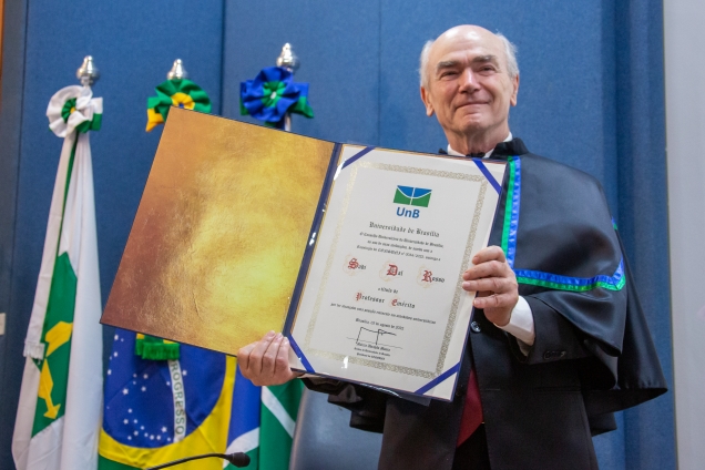 Sadi Dal Rosso recebe título de Professor Emérito da UnB