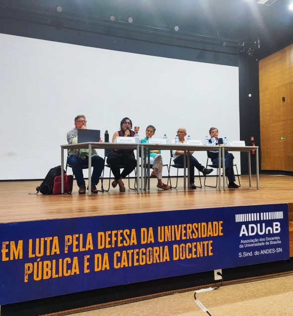 Mesa de debate com convidados que trataram sobre a situação dos povos Palestinos diante do conflitos na Cisjordânia e Faixa de Gaza.