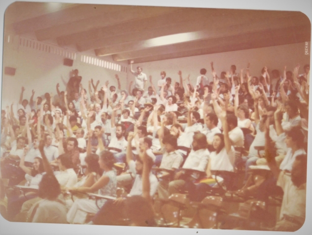 Professores UnB em Assembleia em dezembro de 1982