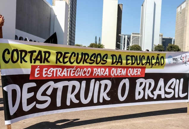 ADUnB na Mídia: Governo Federal faz nova investida contra a educação pública
