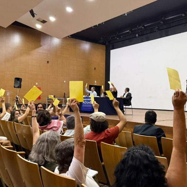 Assembleia da ADUnB delibera: paralisação em defesa da URP na quarta-feira, dia 15, com ato público na Reitoria, e Estado de Assembleia Permanente
