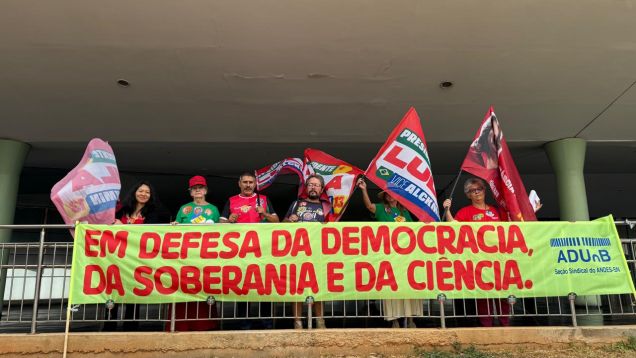 Em defesa da democracia, da ciência e da educação, o voto é em Lula e em Leandro