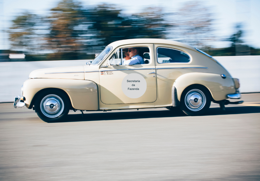 Um fusquinha branco, com o logotipo da Sefaz