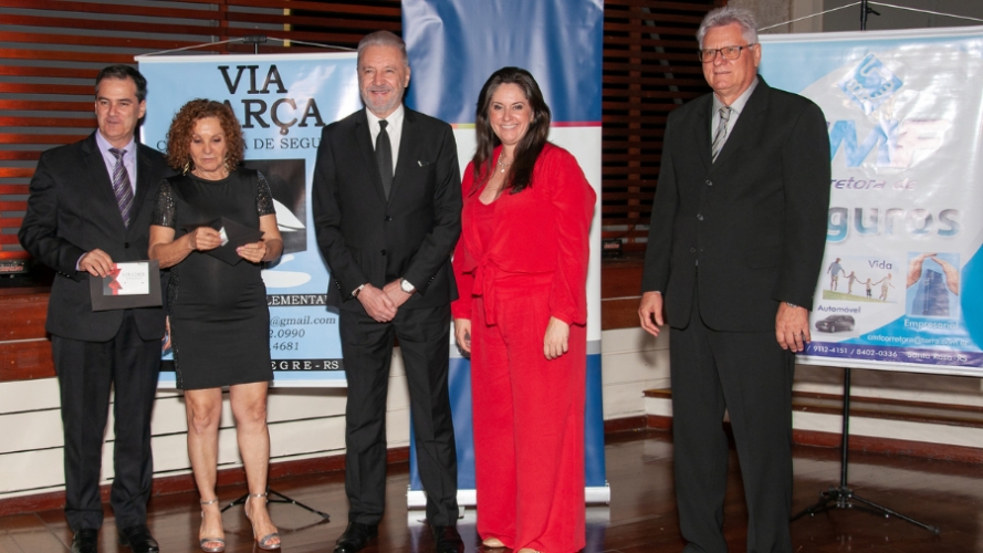 Patrocinadores do evento dão brindes para filiados sorteados na noite. / Foto: Walter Rosa