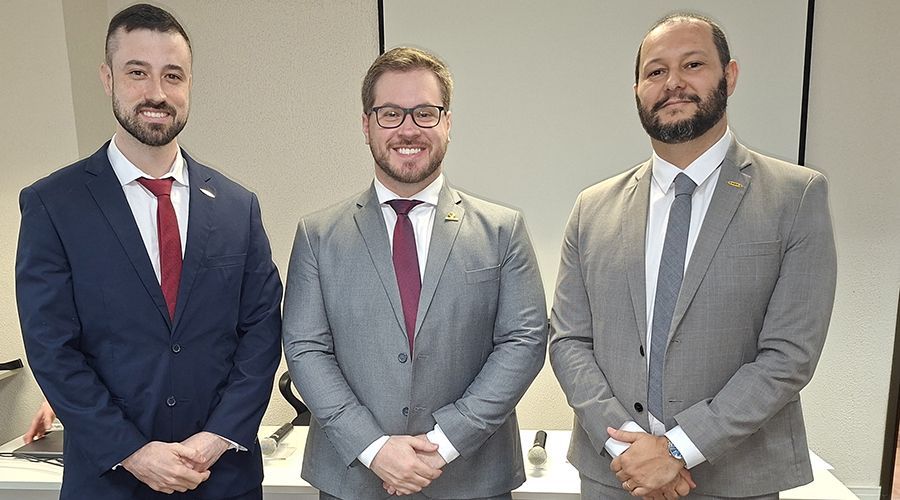 Da esquerda para a direita: Gabriel Fumagalli Fontoura, vice-presidente da Aiamu; Darko Rodrigues, diretor do Sindifisco-RS;  Daniel Rodrigues Figueiredo, Auditor-Fiscal da Receita Municipal de Porto Alegre.