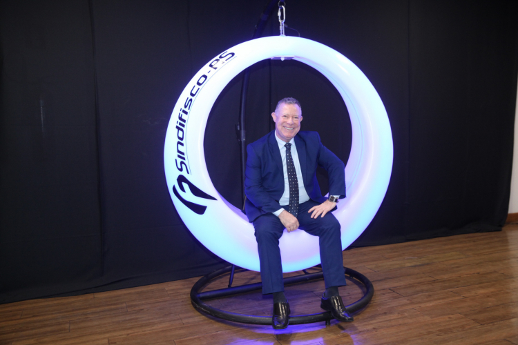 O balanço iluminado e o responsável pela organização do evento, diretor Eroni Numer