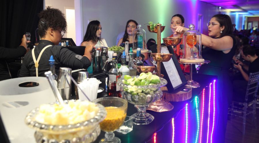 Ilha de cores e drinks