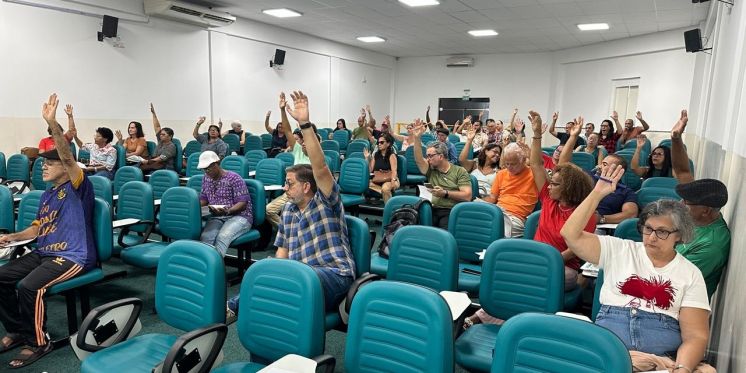 Professoras e professores aprovam as contas do sindicato e encaminhamentos para a luta