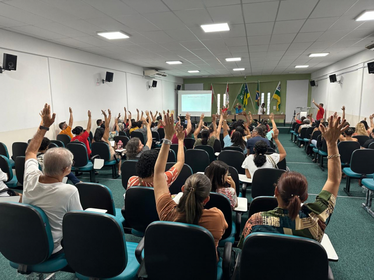 Contra a mudança nas matrizes curriculares, professores aprovam manifesto em defesa do ensino de História e Geografia