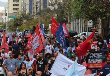 Entidades representativas de servidores mineiros promovem protesto contra o RRF
