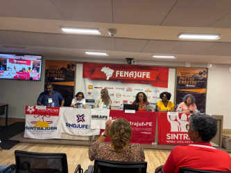 Luciana Barrozo, de amarelo, durante os debates do Encontro da Fenajufe.