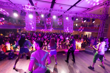 Salão lotado e muita animação.