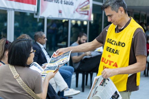 O diretor Cléber Borges dialoga com servidoras durante assembleia em frente ao TRF-3, em 18 de junho.