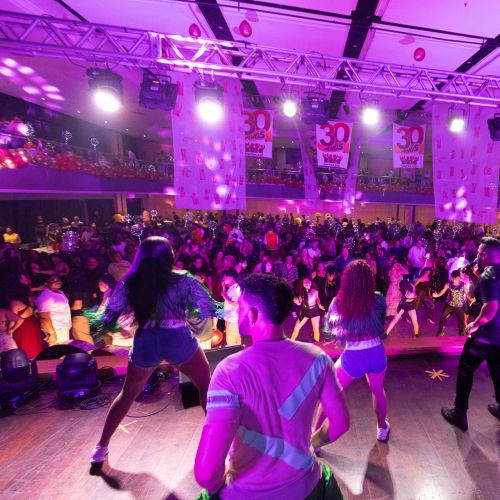 Salão lotado e muita animação.