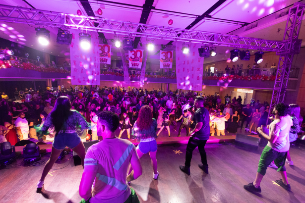 Salão lotado e muita animação.