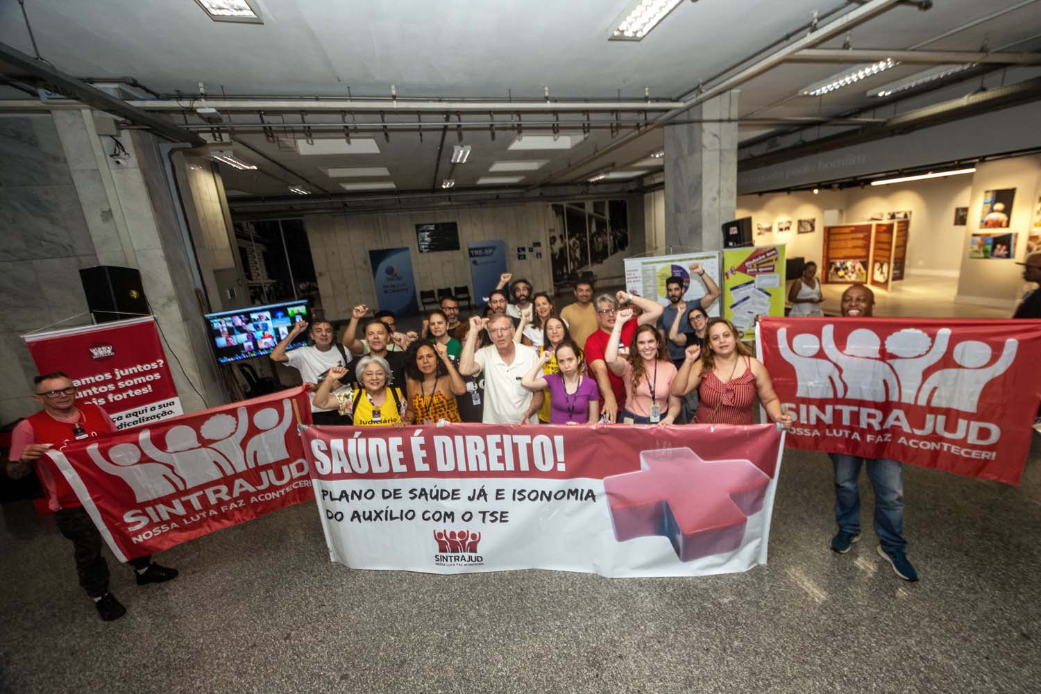 Ao final da assembleia, servidores posam para foto em defesa do direito à saúde.