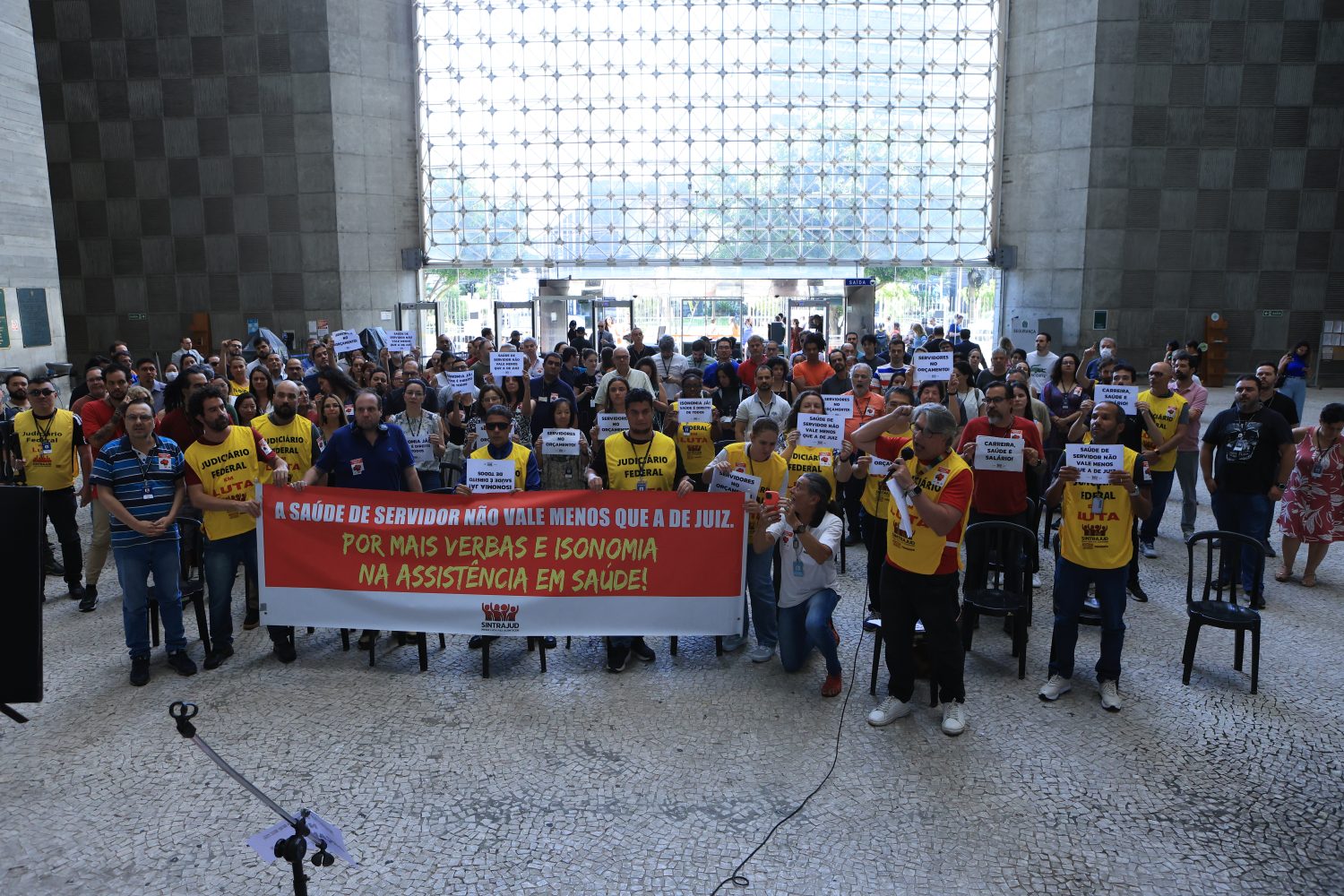 Servidores e servidoras no ato (Foto: Renato Padalka)